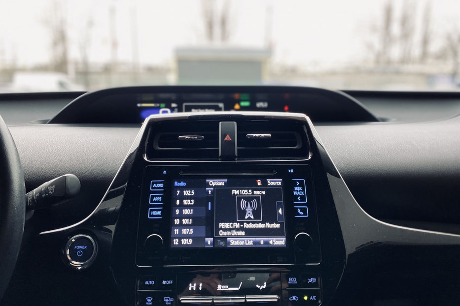 Продам Toyota Prius 1.8 HEV CVT (122 к.с.) 2016 года в Киеве