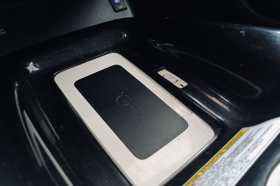 Продам Toyota Prius 1.8 HEV CVT (122 к.с.) 2016 года в Киеве