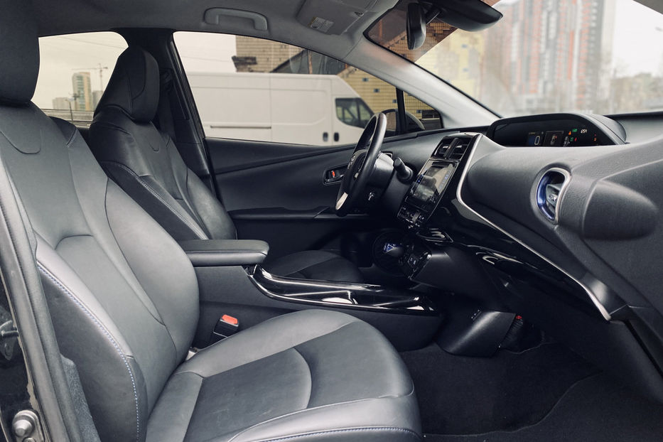 Продам Toyota Prius 1.8 HEV CVT (122 к.с.) 2016 года в Киеве