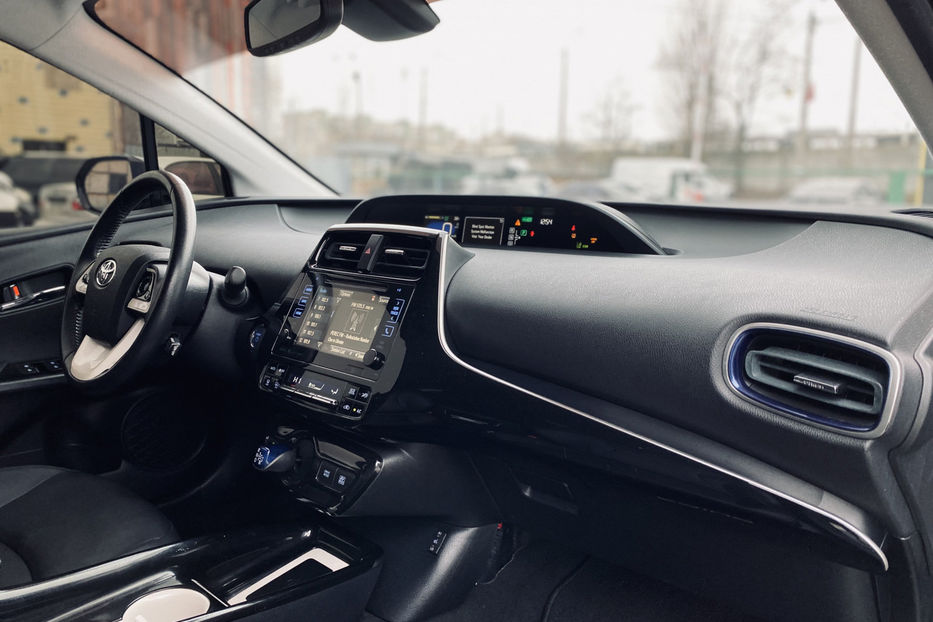 Продам Toyota Prius 1.8 HEV CVT (122 к.с.) 2016 года в Киеве