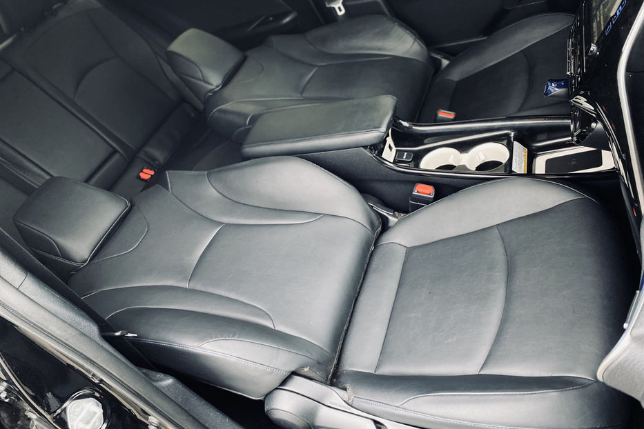 Продам Toyota Prius 1.8 HEV CVT (122 к.с.) 2016 года в Киеве