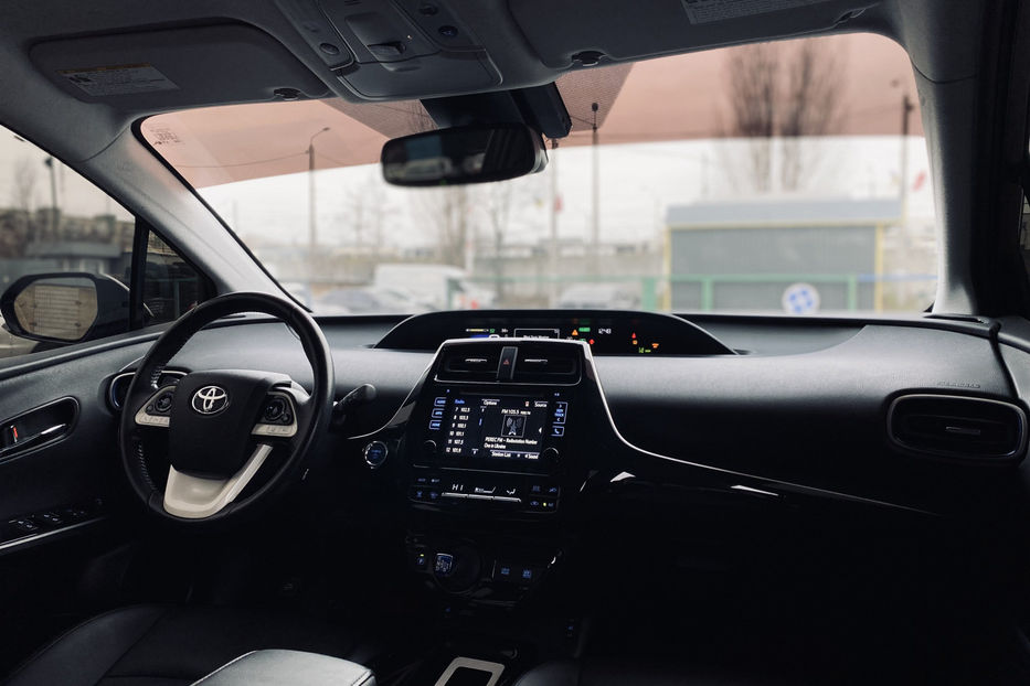 Продам Toyota Prius 1.8 HEV CVT (122 к.с.) 2016 года в Киеве