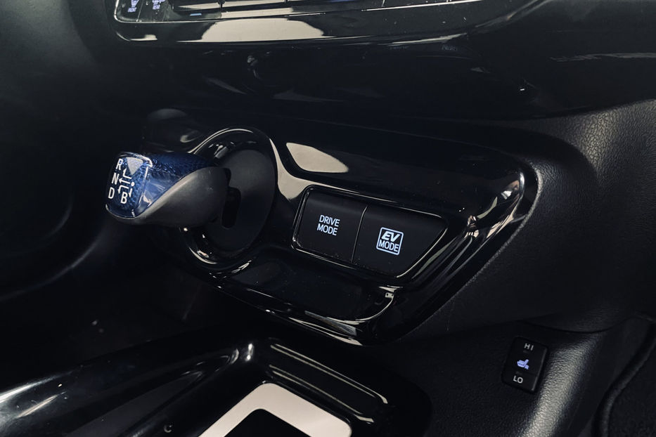 Продам Toyota Prius 1.8 HEV CVT (122 к.с.) 2016 года в Киеве