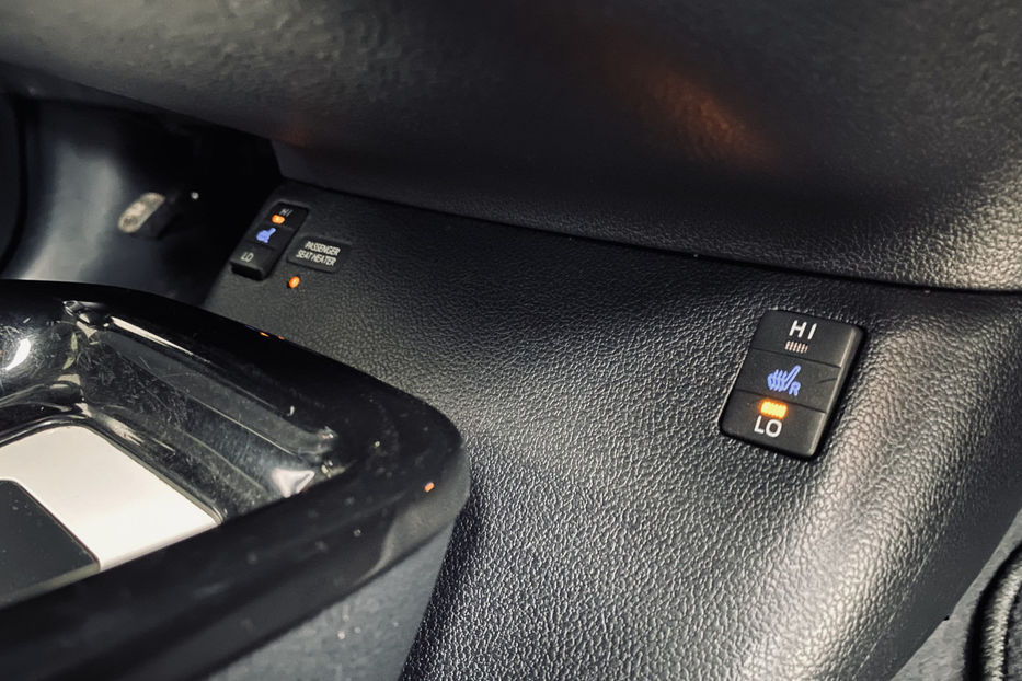 Продам Toyota Prius 1.8 HEV CVT (122 к.с.) 2016 года в Киеве