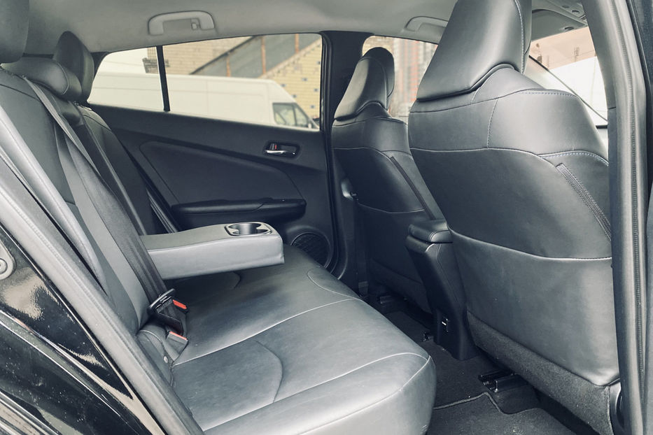 Продам Toyota Prius 1.8 HEV CVT (122 к.с.) 2016 года в Киеве