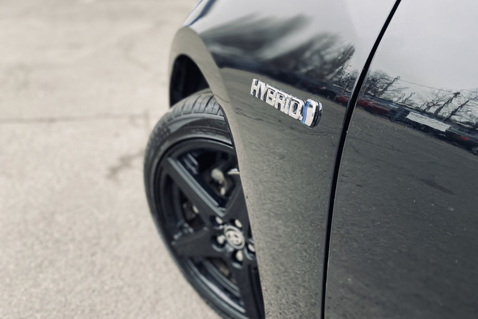 Продам Toyota Prius 1.8 HEV CVT (122 к.с.) 2016 года в Киеве