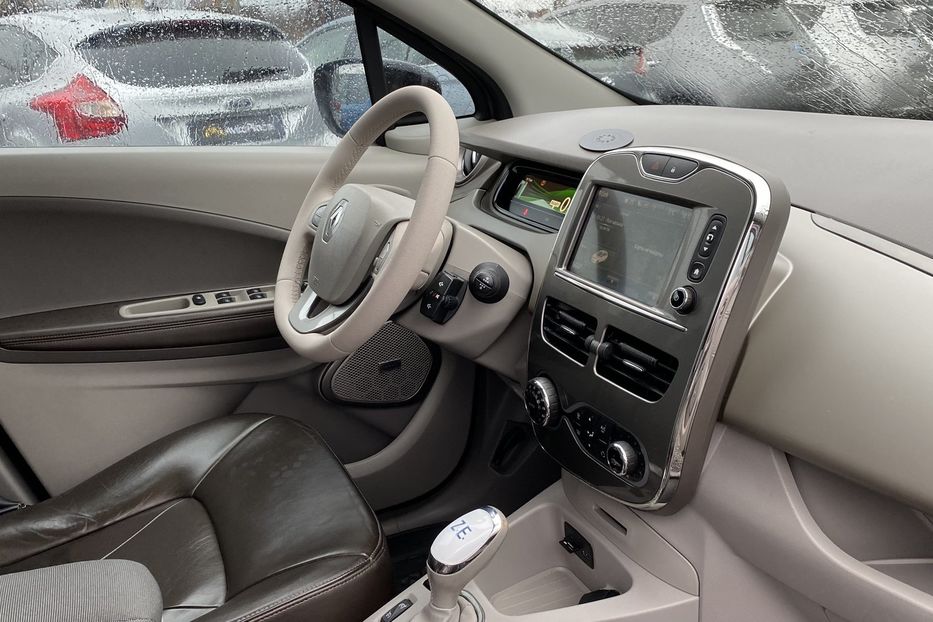 Продам Renault Zoe 41 2017 года в Луцке