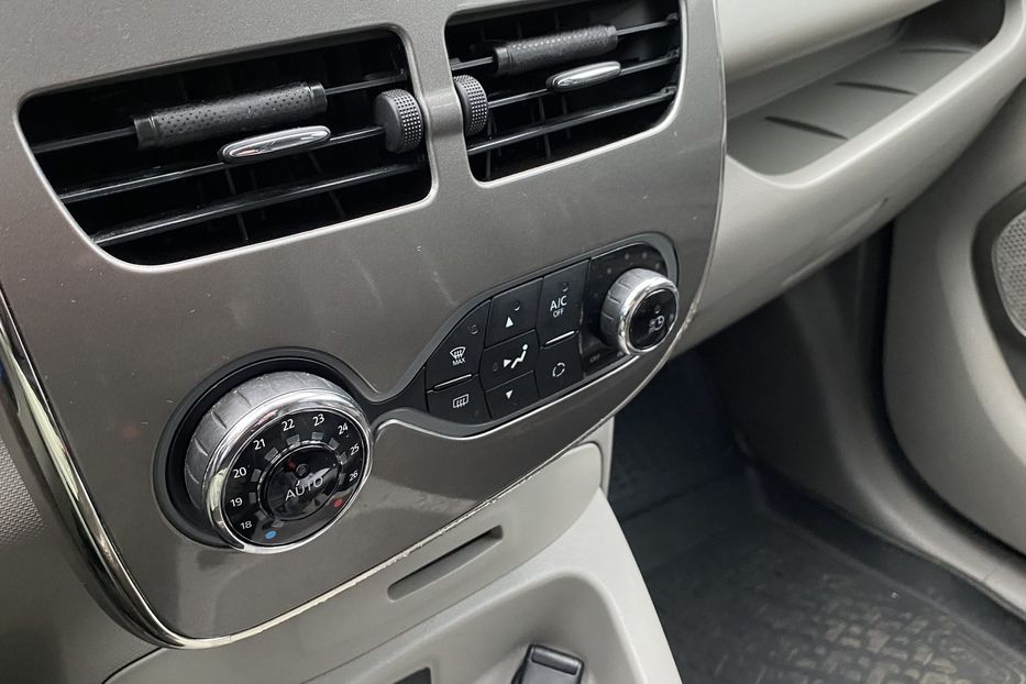 Продам Renault Zoe 41 2017 года в Луцке