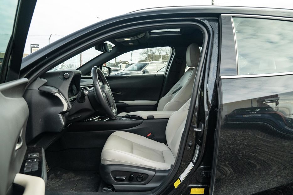 Продам Lexus CT UX 250h 2021 года в Черновцах