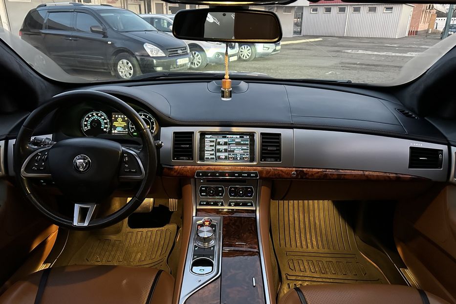 Продам Jaguar XF V6 AWD  2014 года в Киеве