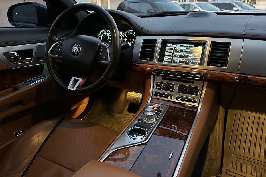 Продам Jaguar XF V6 AWD  2014 года в Киеве
