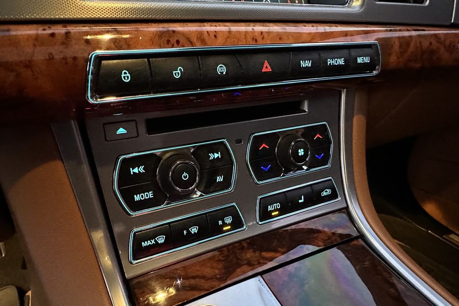 Продам Jaguar XF V6 AWD  2014 года в Киеве