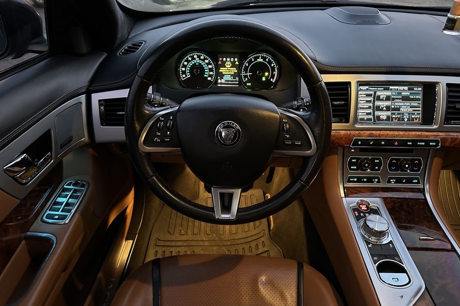 Продам Jaguar XF V6 AWD  2014 года в Киеве