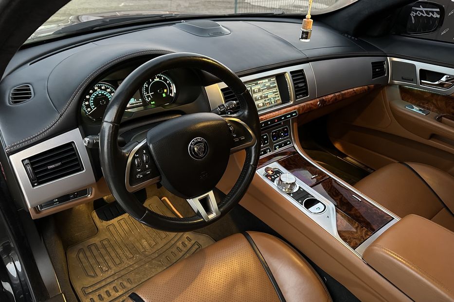 Продам Jaguar XF V6 AWD  2014 года в Киеве