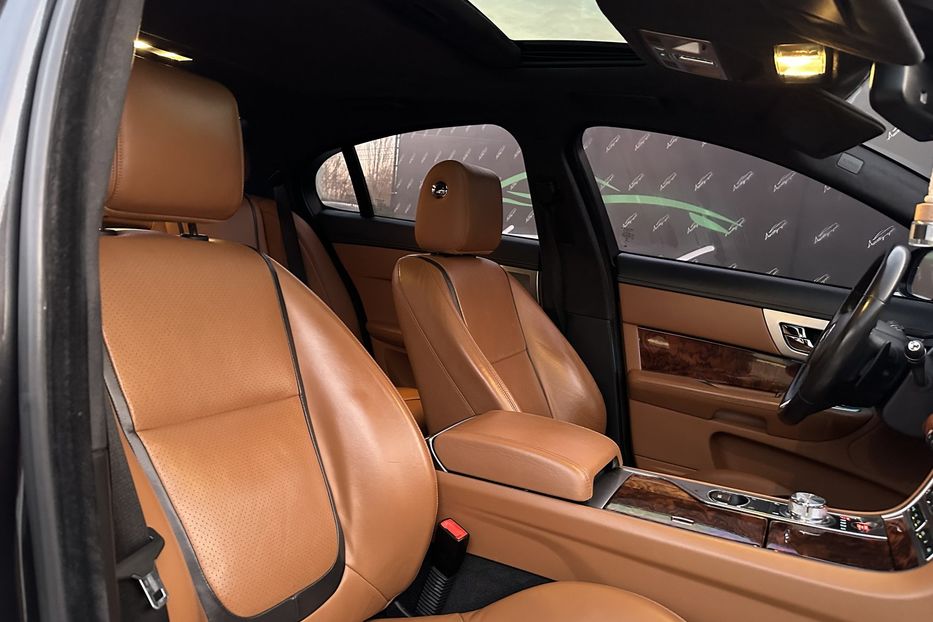 Продам Jaguar XF V6 AWD  2014 года в Киеве