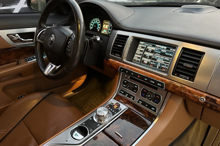 Продам Jaguar XF V6 AWD  2014 года в Киеве