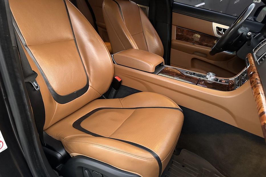 Продам Jaguar XF V6 AWD  2014 года в Киеве