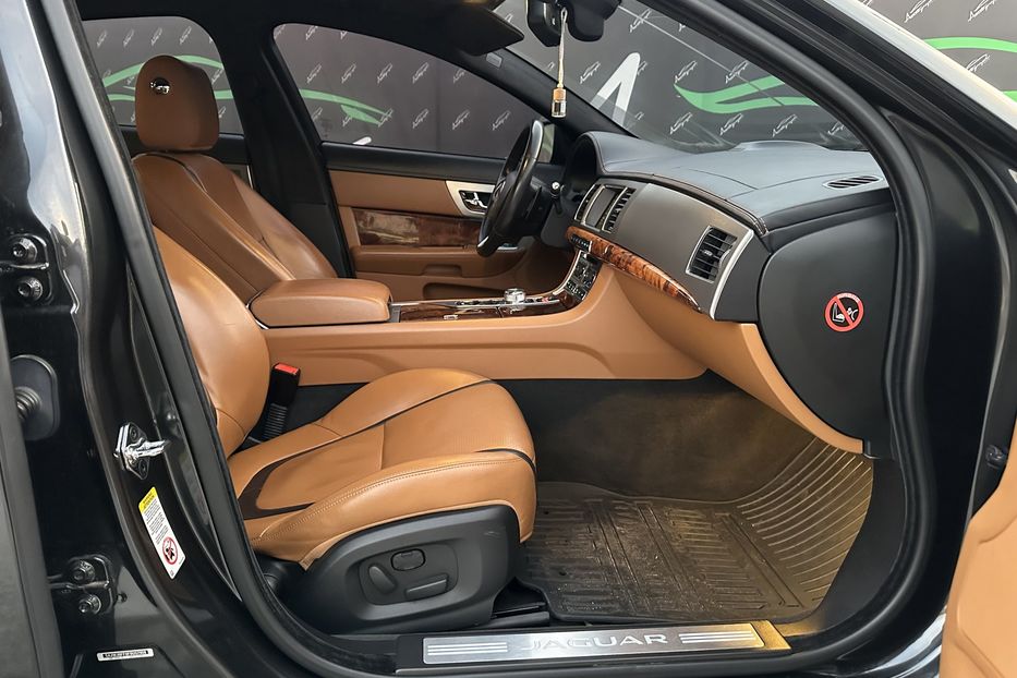 Продам Jaguar XF V6 AWD  2014 года в Киеве