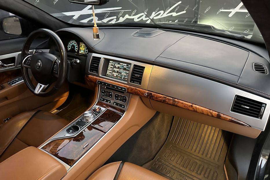 Продам Jaguar XF V6 AWD  2014 года в Киеве