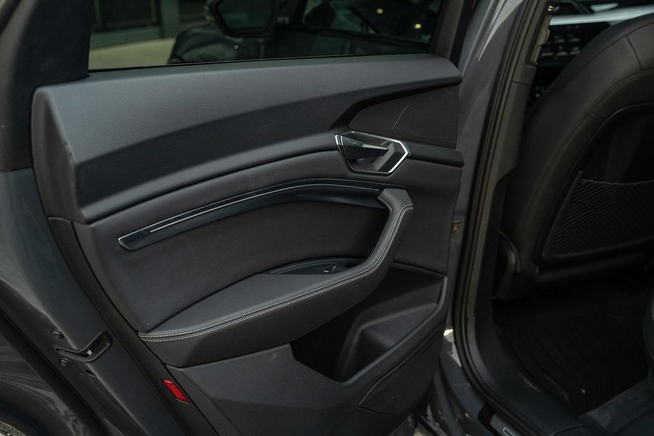 Продам Audi Q8 e-tron Sportback S-line 2023 года в Черновцах