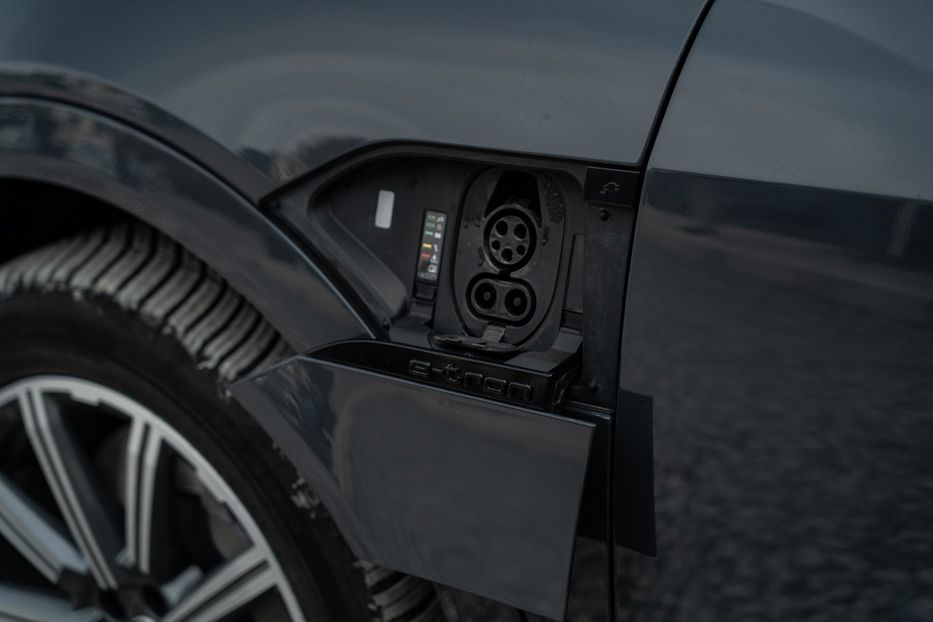 Продам Audi Q8 e-tron Sportback S-line 2023 года в Черновцах