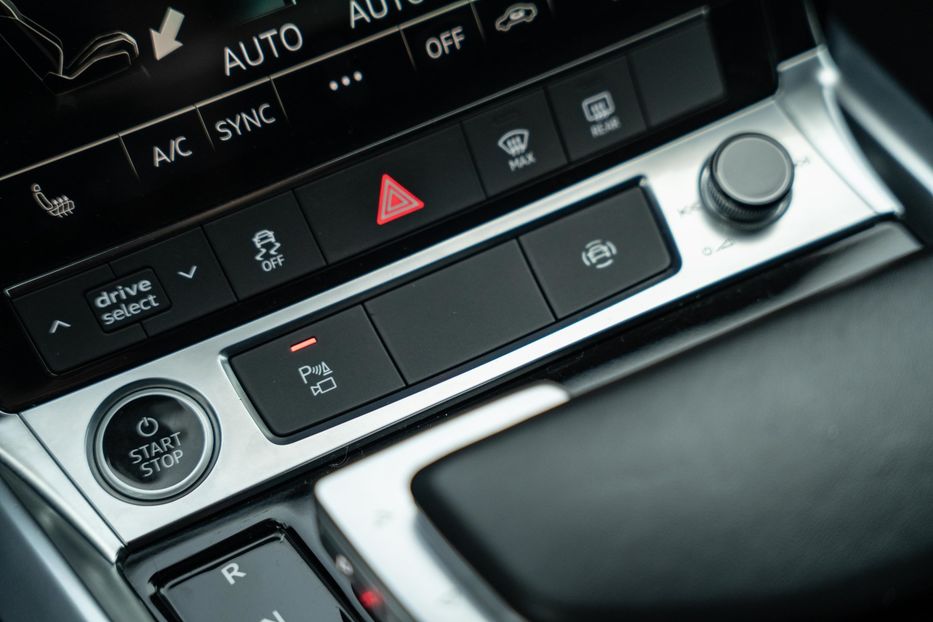 Продам Audi Q8 e-tron Sportback S-line 2023 года в Черновцах