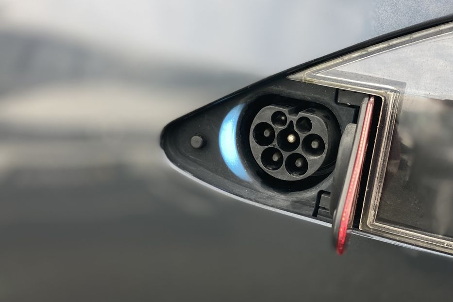 Продам Tesla Model S 4x4 2017 года в Луцке