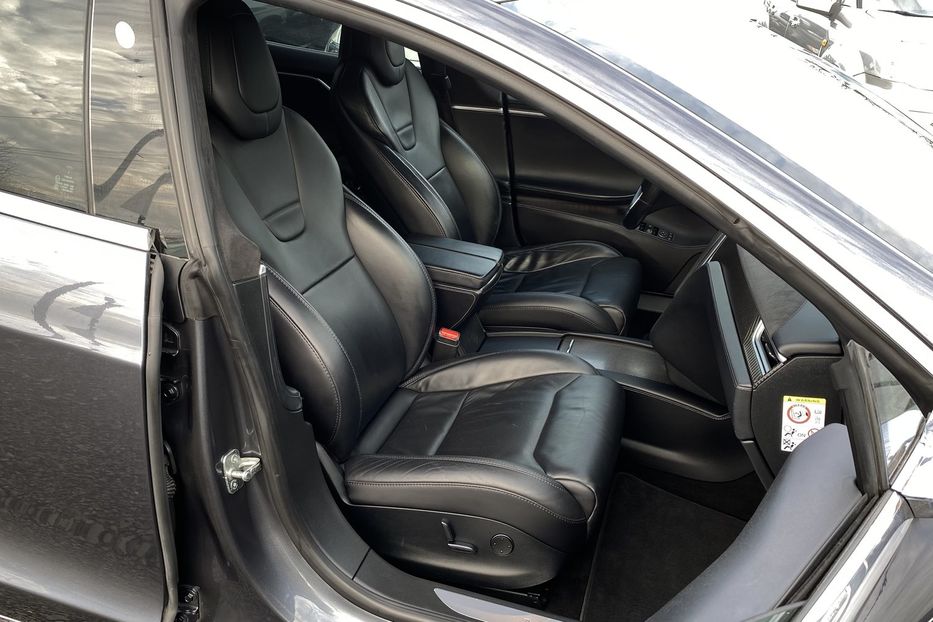 Продам Tesla Model S 4x4 2017 года в Луцке