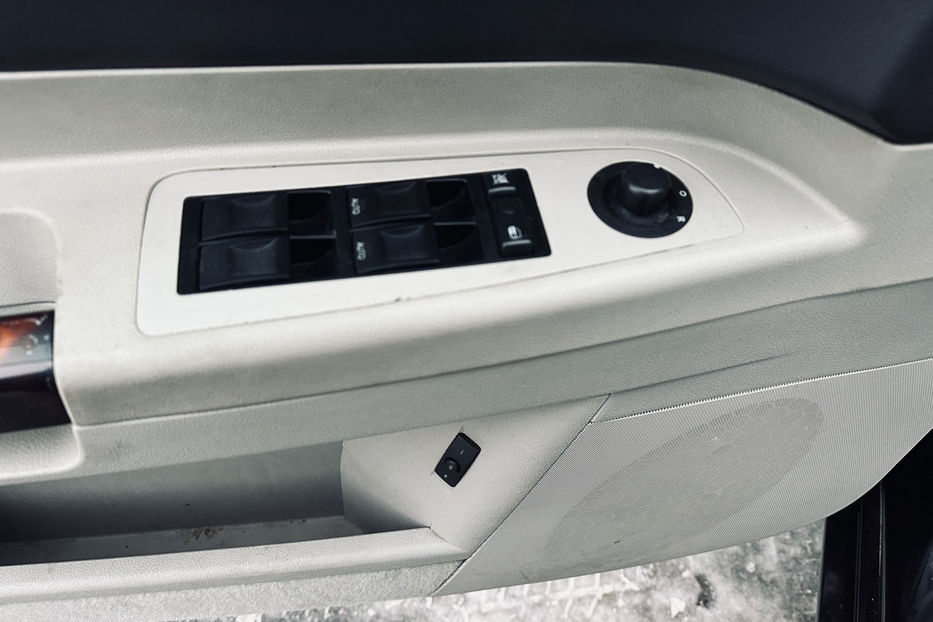 Продам Chrysler 300 C 2.7 AT (193 л.с.)  2005 года в Киеве