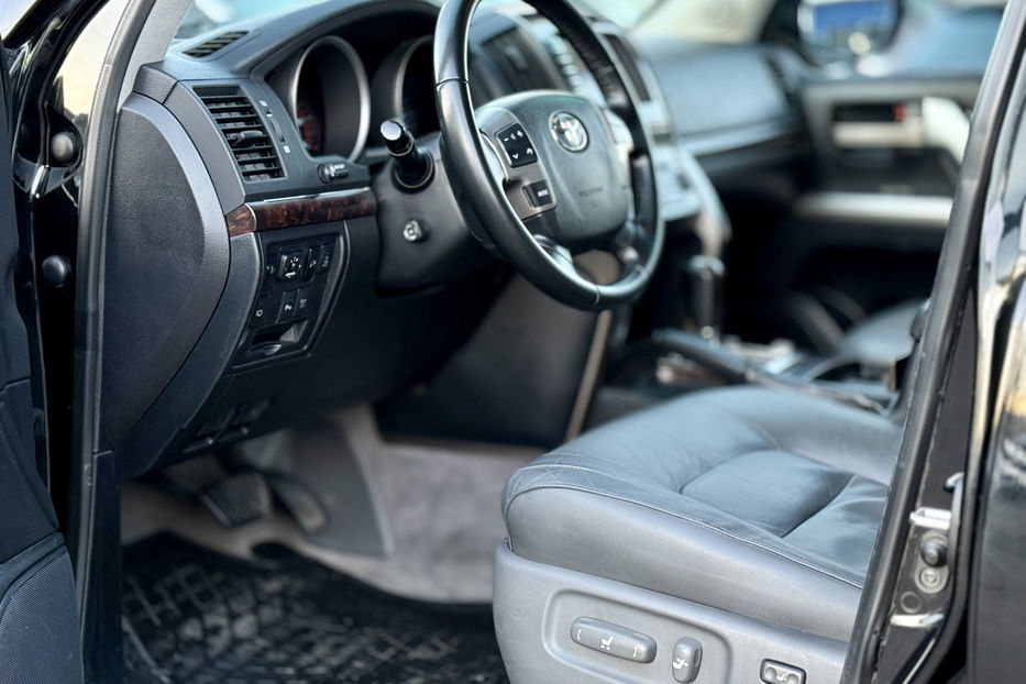 Продам Toyota Land Cruiser 200 4.5 TD 4WD AT (235 л.с.) 2010 года в Киеве