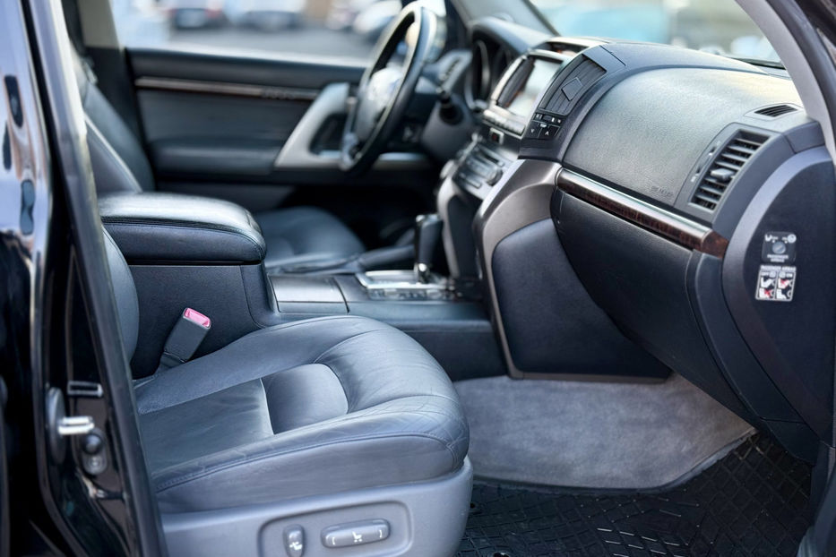 Продам Toyota Land Cruiser 200 4.5 TD 4WD AT (235 л.с.) 2010 года в Киеве