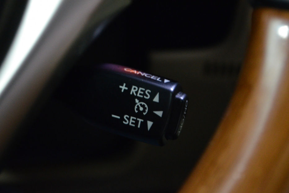 Продам Lexus ES 300 300h ECVT-i (205 к.с.) 2013 года в Киеве