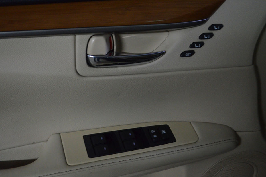 Продам Lexus ES 300 300h ECVT-i (205 к.с.) 2013 года в Киеве