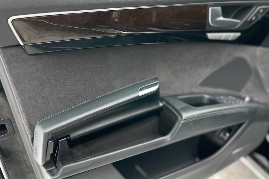 Продам Audi A8 LONG QUATTRO 2016 года в Киеве