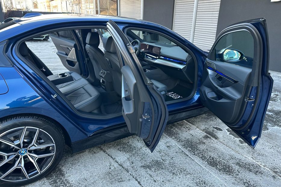 Продам BMW 540 i5 2024 года в Киеве