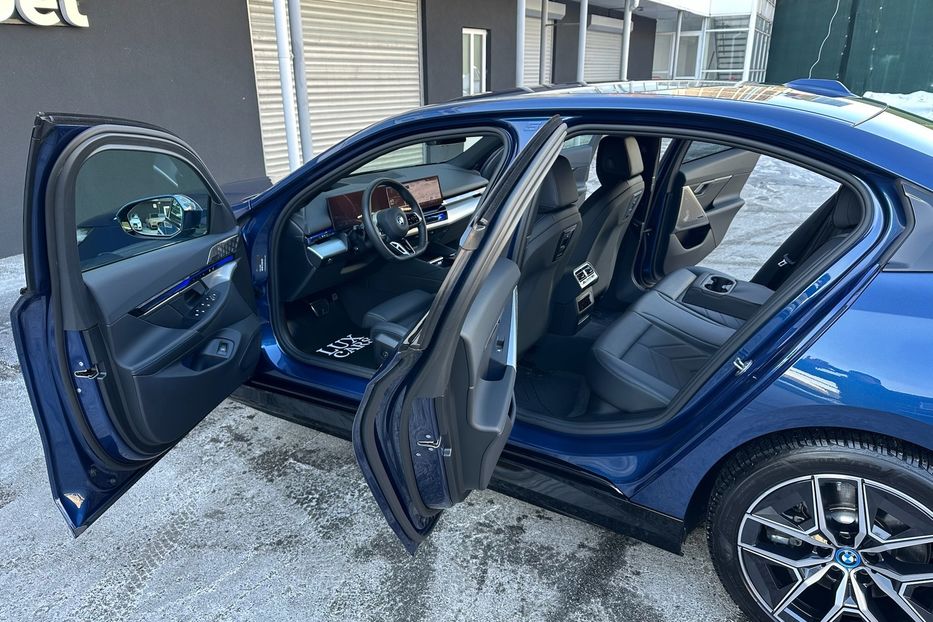 Продам BMW 540 i5 2024 года в Киеве