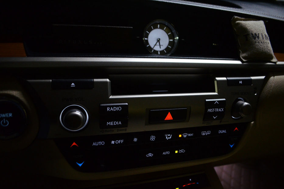 Продам Lexus ES 300 300h ECVT-i (205 к.с.) 2013 года в Киеве