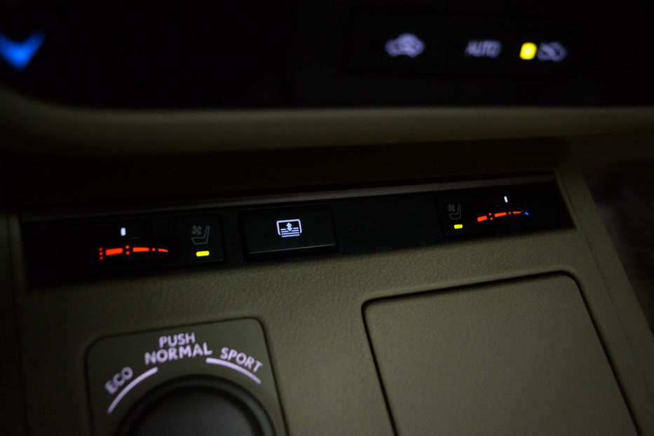 Продам Lexus ES 300 300h ECVT-i (205 к.с.) 2013 года в Киеве