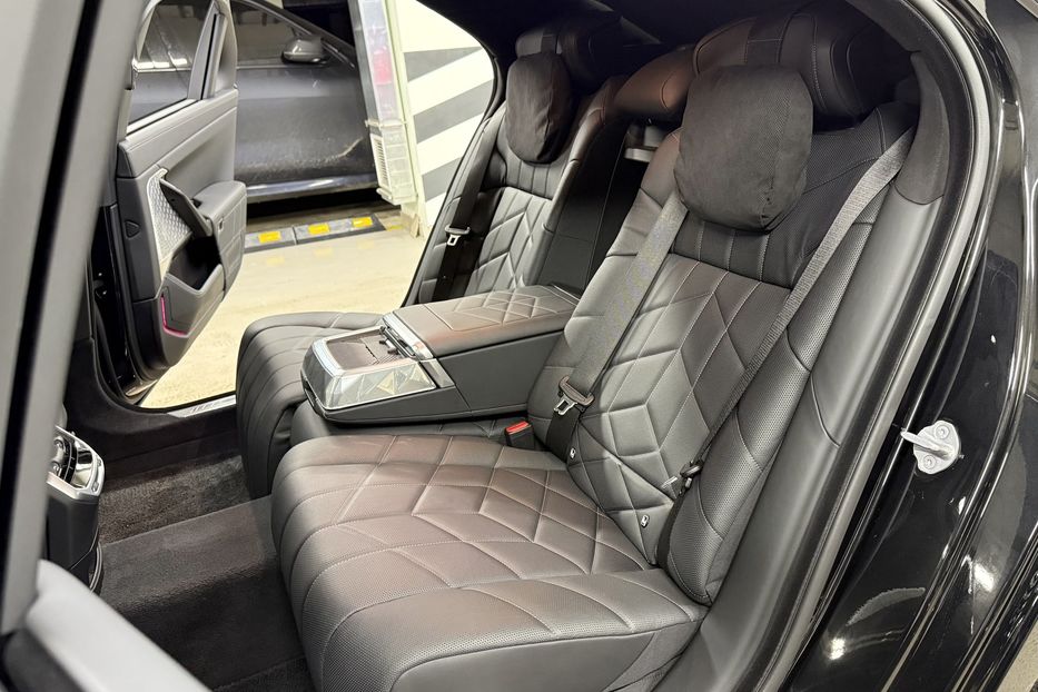 Продам BMW 760 I7 M70 2023 года в Киеве