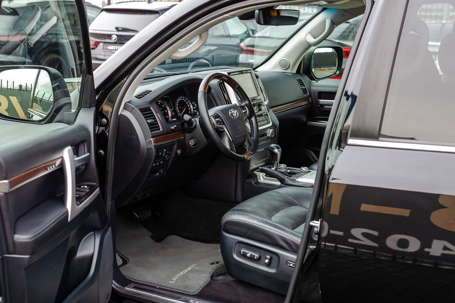 Продам Toyota Land Cruiser 200 V8 4.6i PREMIUM 2019 года в Киеве