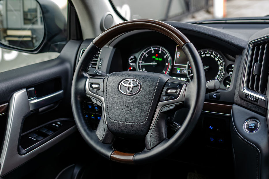 Продам Toyota Land Cruiser 200 V8 4.6i PREMIUM 2019 года в Киеве