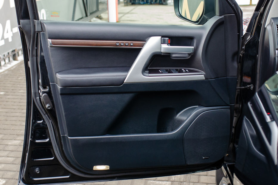 Продам Toyota Land Cruiser 200 V8 4.6i PREMIUM 2019 года в Киеве