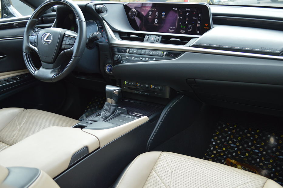 Продам Lexus ES 300 Hybrid 2019 года в Одессе