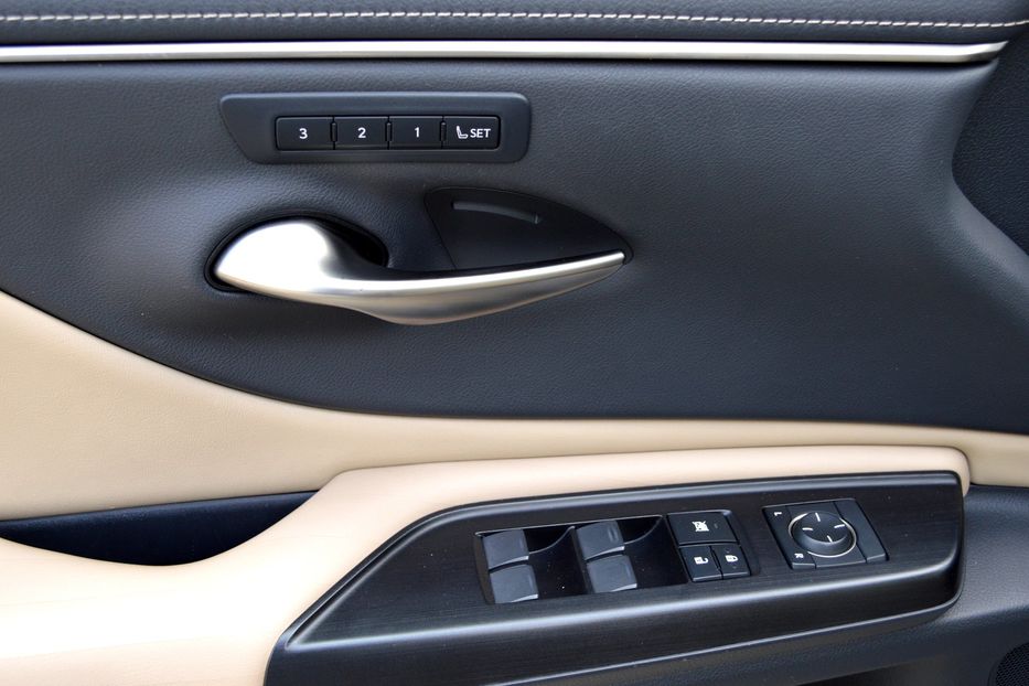 Продам Lexus ES 300 Hybrid 2019 года в Одессе