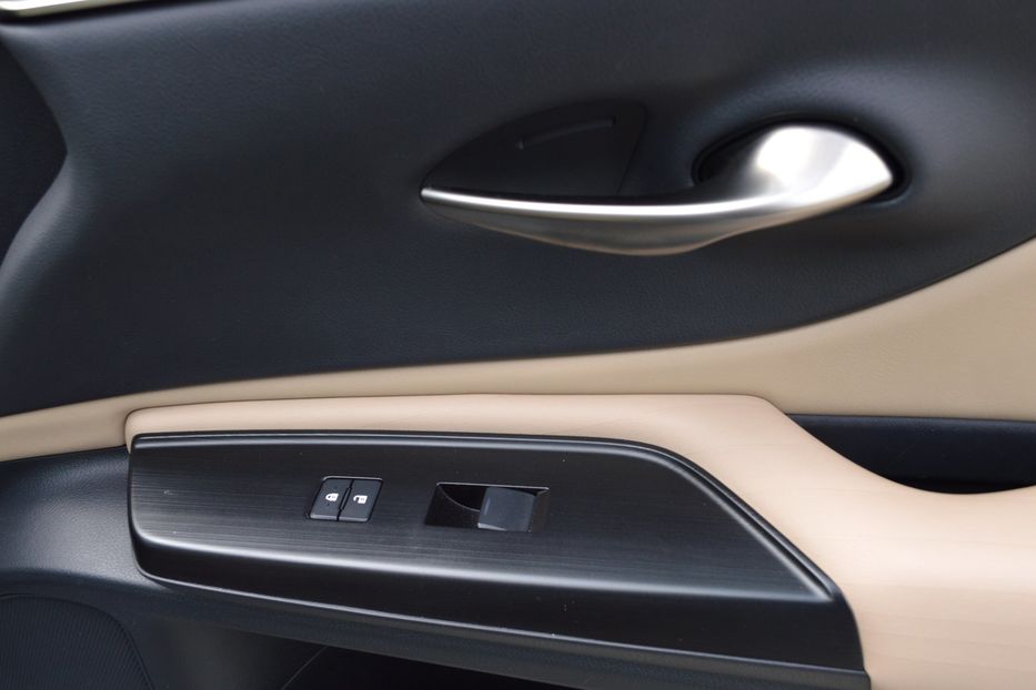 Продам Lexus ES 300 Hybrid 2019 года в Одессе