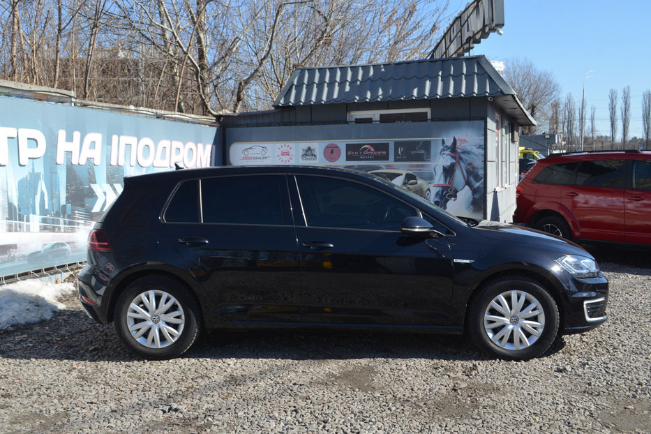 Продам Volkswagen e-Golf 35.8 kWh (136 к.с.) 2020 года в Киеве