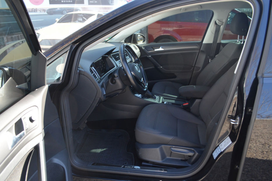 Продам Volkswagen e-Golf 35.8 kWh (136 к.с.) 2020 года в Киеве