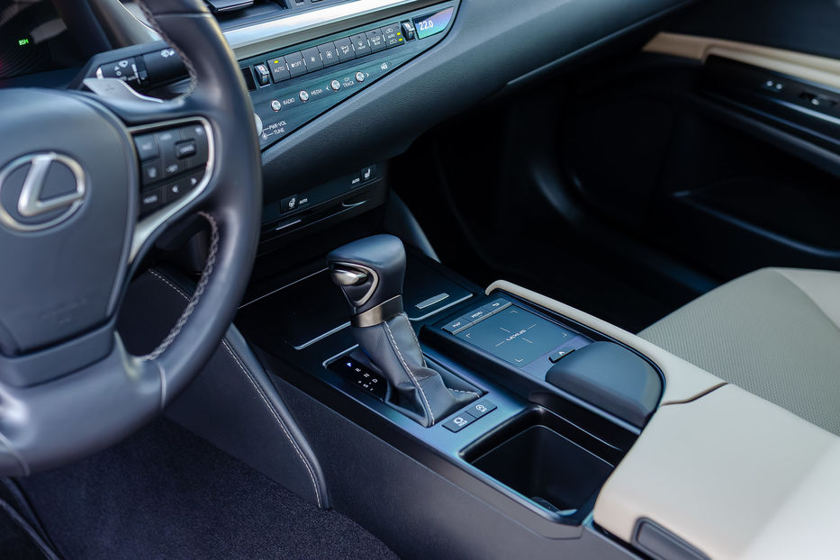 Продам Lexus ES 250 2020 года в Киеве