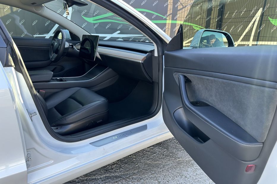 Продам Tesla Model 3 Standart Plus 2019 года в Киеве