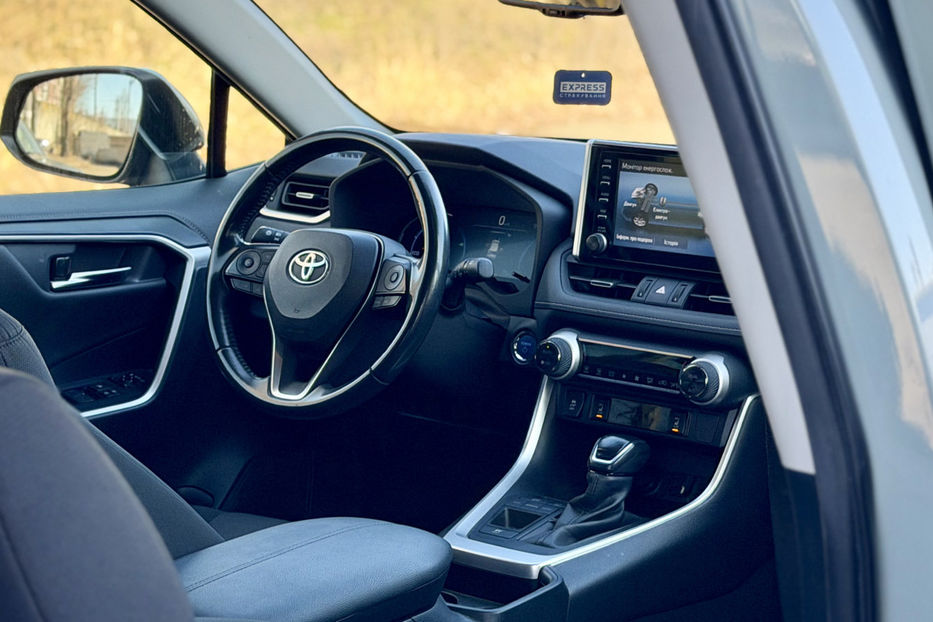 Продам Toyota Rav 4 2.5 ECVT (219 к.с.) Hybrid  2018 года в Киеве